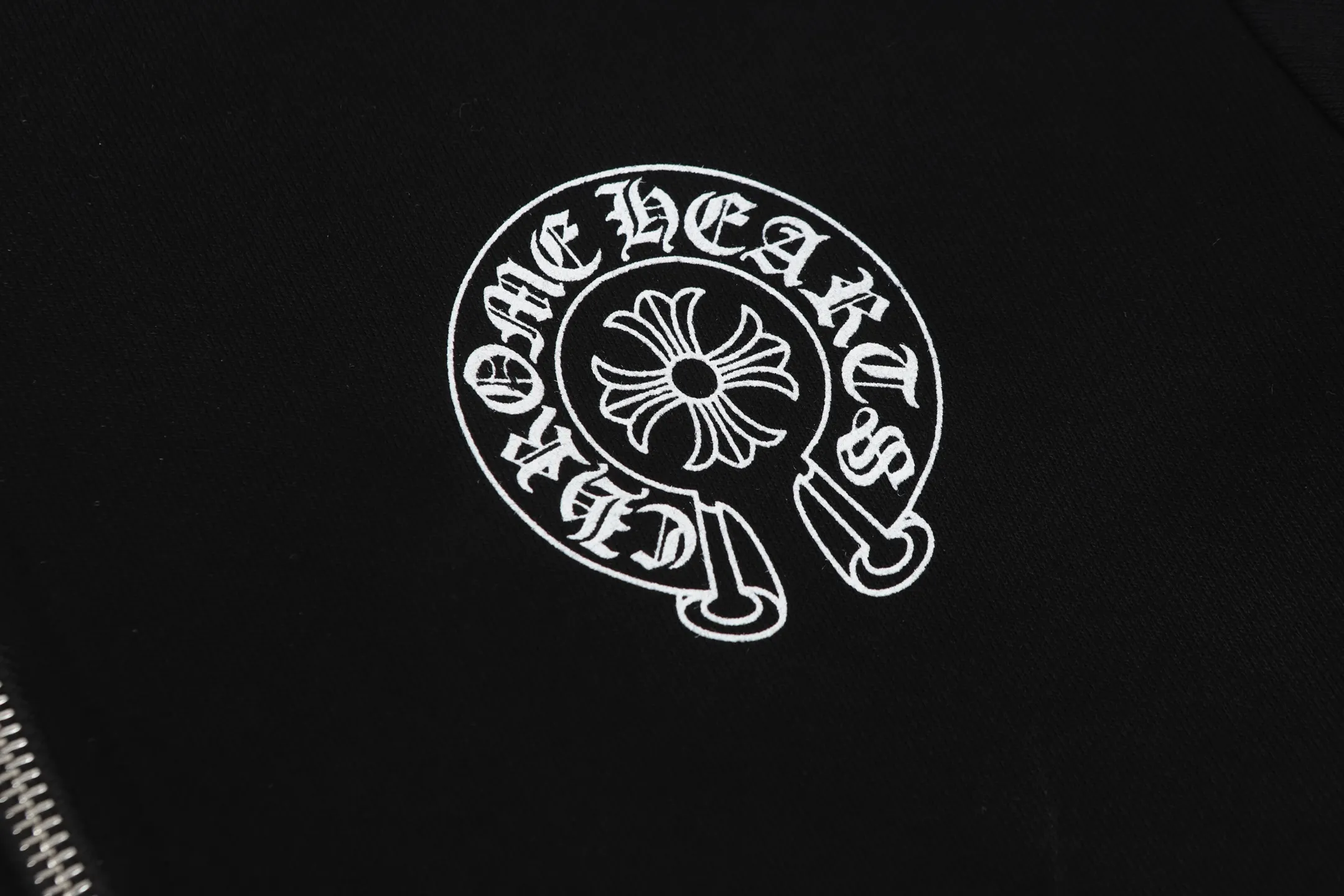 P240 Cross-border model, please do not place an order if you are pursuing quality -Chrome Hearts/Chrome Hearts 25ss Hong Kong Limited Scroll Horseshoe Print Zipper Sweater Cardigan Jacket -High weight, high density and high quality. The wool is soft, delicate and skin-friendly. It feels soft and silky. It has excellent warmth and skin-friendly properties. -Size: S M L XL